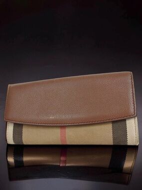Burberry Nova Check Continental Wallet 😍